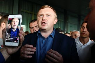 Andrey Ishchenko meets with supporters a day after Primorye’s runoff gubernatorial election, September 17, 2018