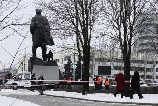 The damaged Lenin statue in Donetsk central square, January 27, 2016.