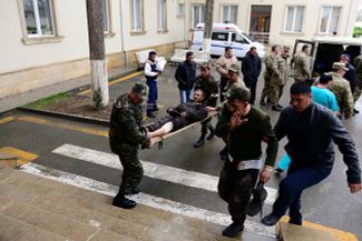 Азербайджанские военнослужащие эвакуируют раненого, 3 апреля 2016 года