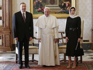 Папа римский Франциск с Ильхамом и Мехрибан Алиевыми, Ватикан, март 2015 года