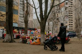 Одесса, 5 марта 2024. Мемориал у дома, разрушенного в результате атаки российского дрона