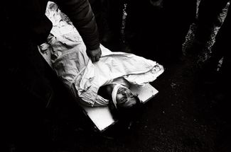 Чеченский боец, застреленный в здании во время боев за Президентский дворец в Грозном. Январь 1995 года