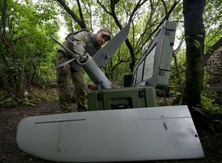 Украинский военнослужащий взвода воздушной разведки 45-й бригады собирает разведывательный беспилотник «Лелека» на позиции в Донецке
