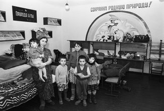 Семья беженцев из Пригородного района живет в классной комнате интерната. Ингушетия, 28 февраля 1993 года