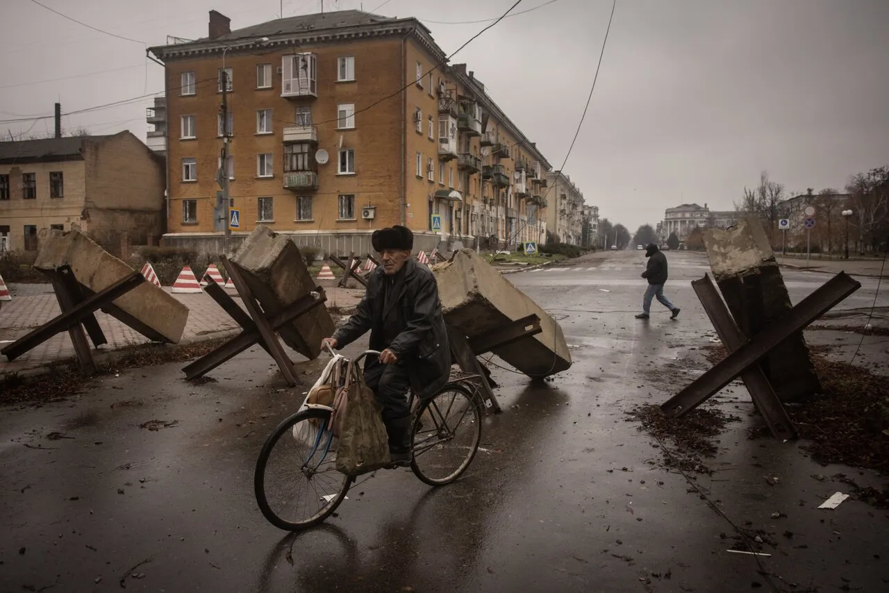 Волонтеры собирают хлеб для жителей Бахмута. В Донбассе эксгумируют тела  бойцов ВСУ. В Краматорске под обстрел попал университет Двести девяносто  третий день войны. Фотографии — Meduza