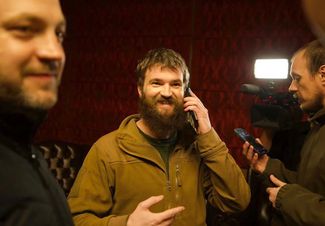 Святослав Паламар разговаривает по мобильному телефону после освобождения из российского плена