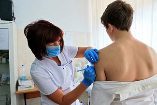 Вакцинация школьника против гриппа в средней школе N1. Светлогорск, Калининградская область