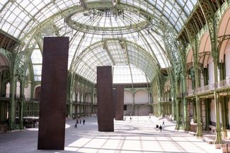 Инсталляция Ричарда Серры «Променад», созданная в 2008 году для выставки Monumenta в парижском Гран-Пале