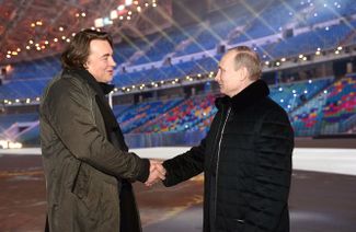 Владимир Путин поздравляет Константина Эрнста с днем рождения во время приготовлений к открытию Олимпиады в Сочи. 7 февраля 2014 года