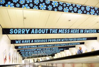В августе 2015 года «Шведские демократы» вывесили баннеры от имени жителей Стокгольма, в которых просят у туристов прощения за попрошайничество иммигрантов