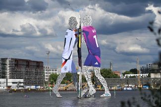 Скульптура «Молекулярный человек» в Берлине в трех разных формах сборной Германии