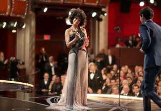 Актриса Холли Берри вручает статуэтку за лучшую режиссерскую работу автору «Ла-Ла Ленда» Дэмьену Шазеллу