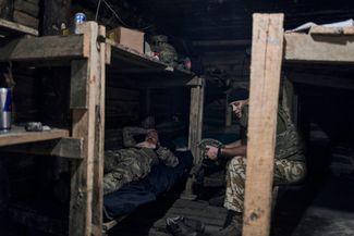 Бойцы ВСУ отдыхают в укрытии 