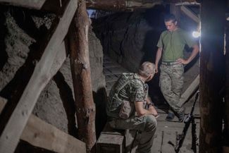 Украинские солдаты в подземном укрытии недалеко от одного из фронтов. Российские войска по-прежнему имеют преимущество в артиллерии и продолжают вести обстрелы украинских позиций