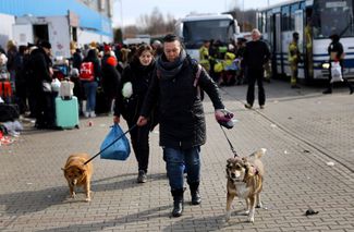Украинка с двумя собаками на границе Украины и Польши 1 марта, 2022 год