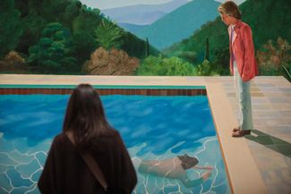 A spectator in front of a painting 