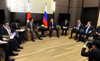 Российская и японская делегация на переговорах в Москве 6 мая 2016 года