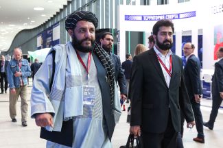 Замглавы торгово-промышленной палаты талибского Афганистана Мохаммадюнис Хоссейн (слева) на Петербургском экономическом форуме. Июнь 2022 года