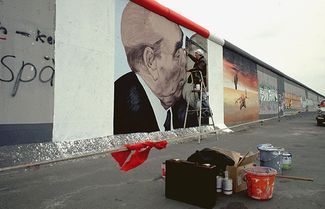 Дмитрий Врубель рисует «Поцелуй» в 1990-м