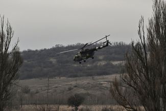 Украинский вертолет Ми-8 пролетает над позициями ВСУ в Донецкой области (где именно, не уточняется)