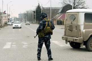 Служащий внутренних войск в оцеплении в центре Грозного