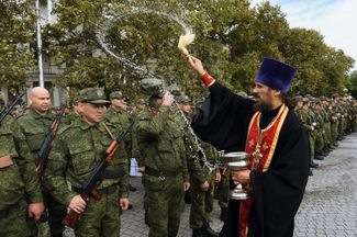 Священник РПЦ окропляет святой водой мобилизованных в Севастополе. 21 сентября 2022 года
