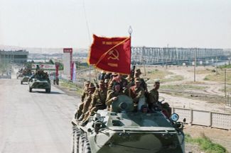 The first column of Soviet troops to return from Afghanistan crosses the Soviet-Afghan border. May 18, 1988
