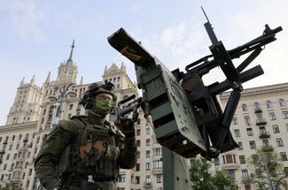 Moscow. May 9. There are no people in the city center, but there are machine guns. Photos – Medusa