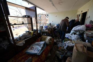 Пятиэтажный жилой дом в Киеве попал под обстрел. Местные жители разбирают то, что уцелело в их квартирах