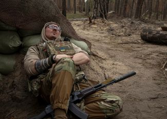 Боец «Азова» отдыхает в перерыве между боями в Луганской области