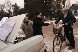 Волонтер Николай раздает еду жителям одного из подконтрольных Украине сел Херсонской области