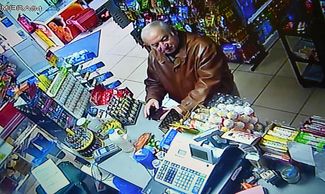 Сергей Скрипаль в магазине в Солсбери. 27 февраля 2018 года