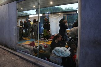 Украинские беженцы ждут своей очереди на границе США и Мексики. 30 марта 2022 года
