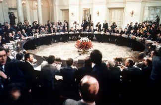 В феврале 1989 года властям Польши пришлось согласиться на переговоры с оппозицией, включая «Солидарность», и представителями Римско-католической церкви. Переговоры, не имевшие аналогов в новейшей истории Польши, проходили в дворце Наместника в Варшаве, в котором тогда размещался Совет министров
