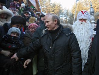 Президент России Владимир Путин посещает резиденцию Деда Мороза. 7 января 2008 года