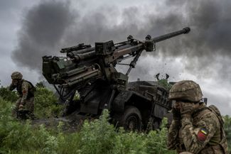 Украинские военнослужащие во время боя