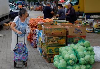 Жительница Мариуполя на городском рынке
