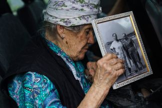 87-летняя Валентина Абрамановская во время эвакуации из Краматорска держит в руках фотографию своей матери и сестры, сделанную около 50 лет назад. Абрамановской пришлось уехать после обстрела села, где она жила