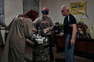 Жители Часова Яра готовят еду в «пункте несокрушимости»