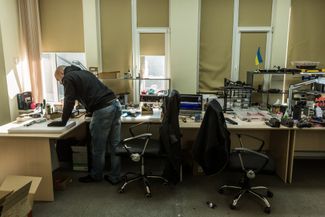 Сотрудник украинской компании «Квертус» в мастерской (где именно — не уточняется). «Квертус» специализируется на разработке и производстве систем защиты от дронов, а также систем радиоэлектронной борьбы и разведки