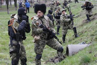 Сепаратисты готовятся к бою с украинским спецназом на окраине Славянска 13 апреля. Накануне боевики вместе с «народной дружиной» самопровозглашенной ДНР построили укрепления и поставили блокпосты вокруг города, а также перекрыли основные трассы