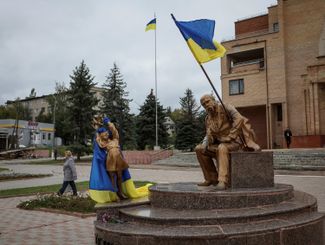 Украинский флаг, установленный на памятник поэту Тарасу Шевченко в Балаклее. 13 сентября 2022 года