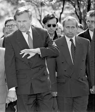 Анатолий Собчак (слева) и Владимир Путин в 1994 году