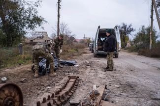 Украинские военные перевозят тела погибших в Александровке