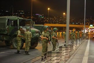 Солдаты блокируют мост через Босфор, Стамбул