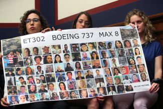 Подруги Самьи Стумо, погибшей в катастрофе рейса ET302 Ethiopian Airlines, держат плакат с фотографиями пассажиров разбившегося B-737 MAX во время слушаний в транспортном комитете палаты представителей США в Вашингтоне. 19 июня 2019 года
