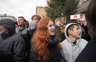 Митинг в Самаре, по данным «Московского комсомольца», собрал более 2000 человек. После акции у местного драмтеатра часть протестующих переместилась к Ленинскому РОВД, куда полиция отвезла задержанных организаторов митинга