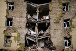 Обломки жилого дома в Бахмуте. Город сильно пострадал в результате российской бомбардировки