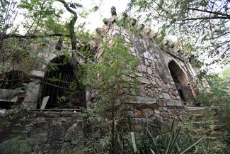 Руины средневекового охотничьего домика Малча-Махал. 6 ноября 2017 года