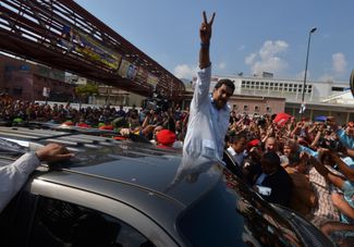 Николас Мадуро приветствует толпу в день президентских выборов в 2013 году в Каракасе